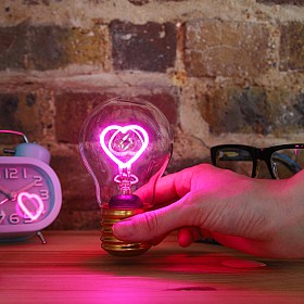Bombilla de filamento con forma de corazón