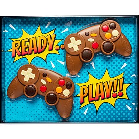 Caja con dos mandos de la play de chocolate