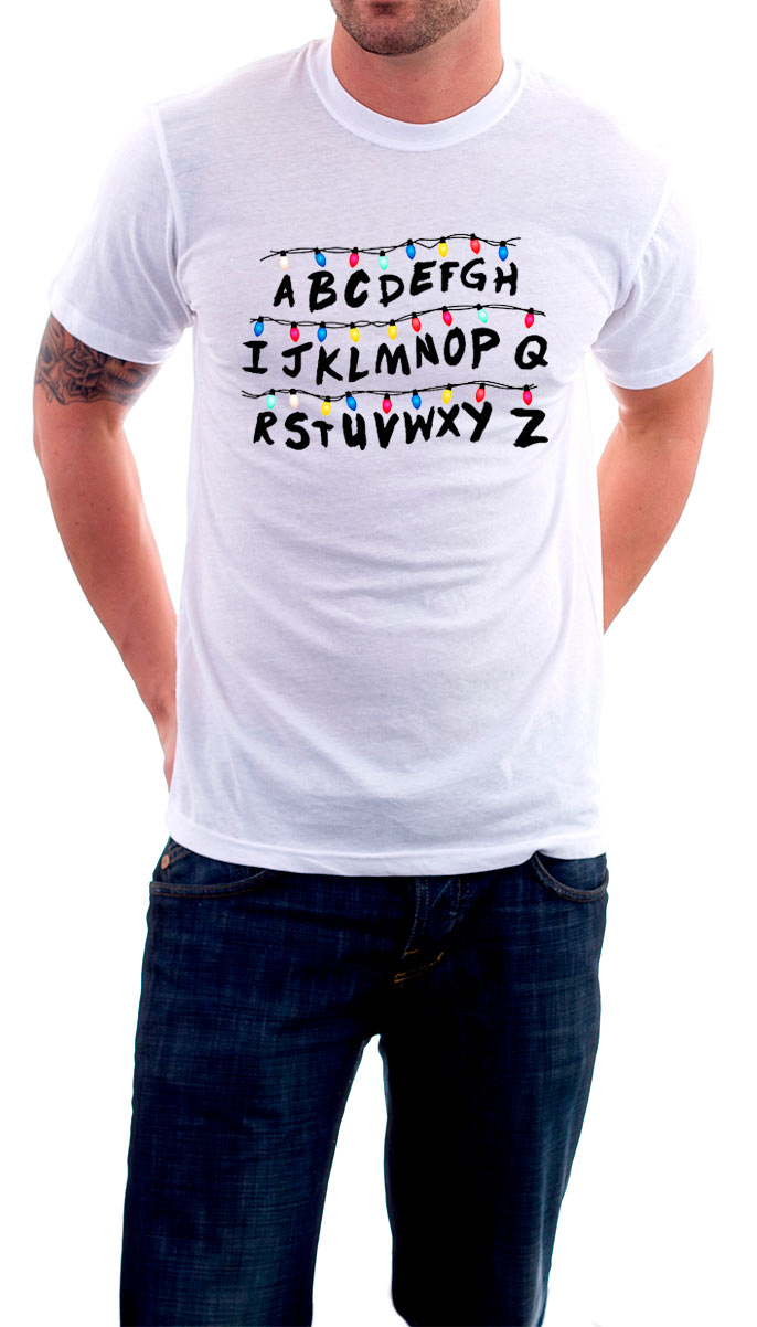 Camiseta Stranger Things. Luces de Navidad. Modelo 2