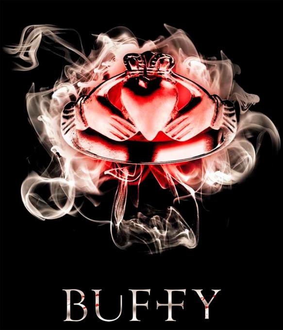 Camiseta chica Buffy. Anillo Claddagh