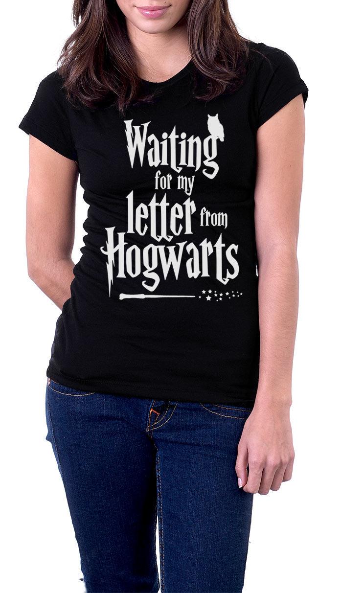 Camiseta chica Harry Potter Waiting for my letter from Hogwarts. Modelo negra