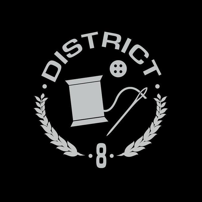 Camiseta chica The Hunger Games (Los juegos del hambre). Distrito 8