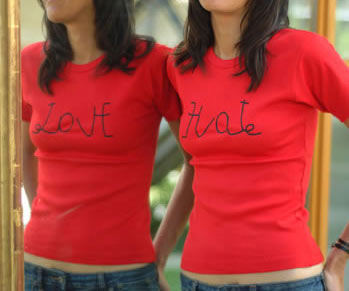 Camiseta chica hate/love (amor/odio)