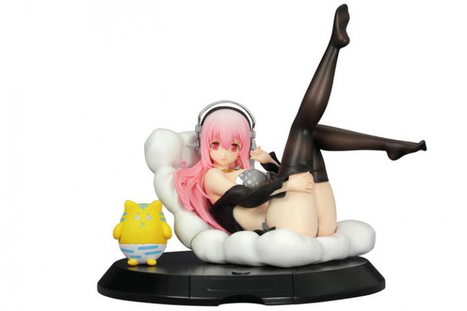 Estatua Nitro Super Sonic. Bikini & Sofa Black Color