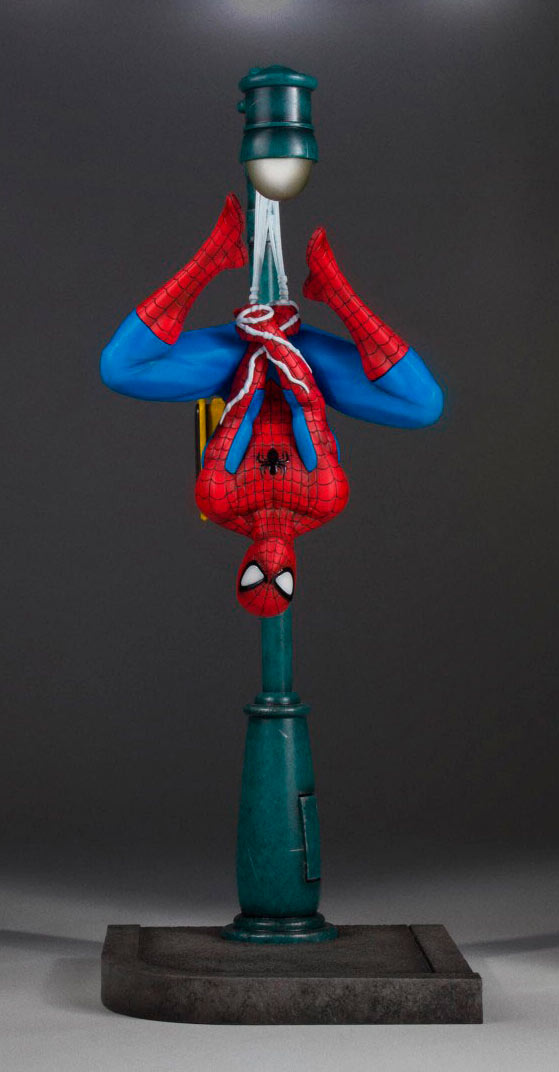Estatua Spiderman 35 cm. Con luz. Collectors Gallery. Escala 1:8. Marvel Cómics. Gentle Giant