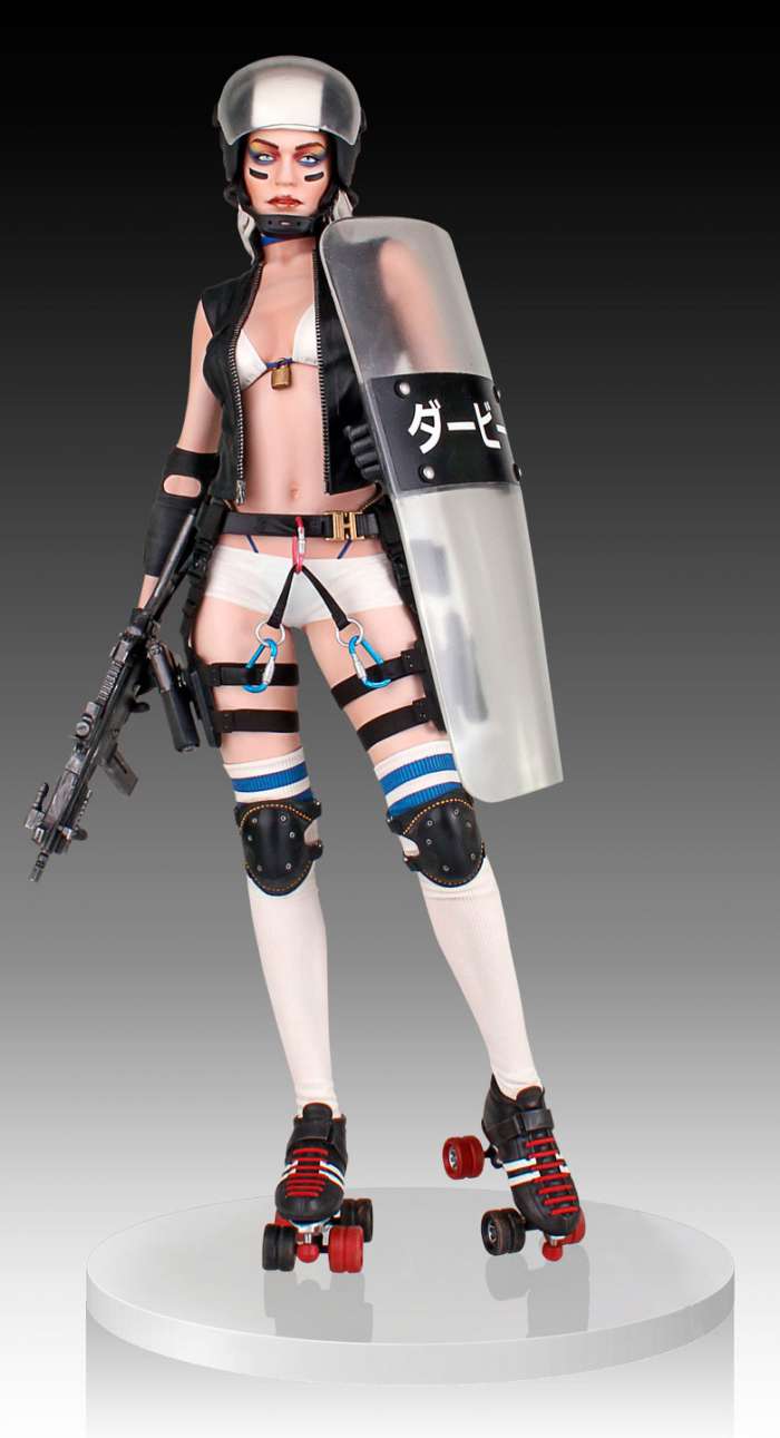 Estatua patinadora policía antidisturbios 46 cm. Línea Honey Trap. Gentle Giant