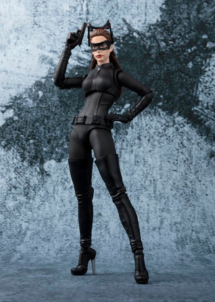 Figura Catwoman 15 cm. El caballero oscuro: la leyenda renace. Línea S.H. Figuarts. Bandai