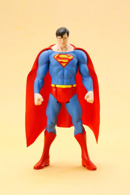 Figura Superman 20 cm. Línea ARTFX+. Escala 1:10. Versión ropa clásica. Kotobukiya