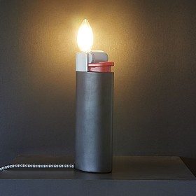 Lámpara de mesa original con forma de mechero