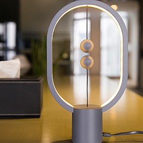 Minilámpara de diseño en equilibrio