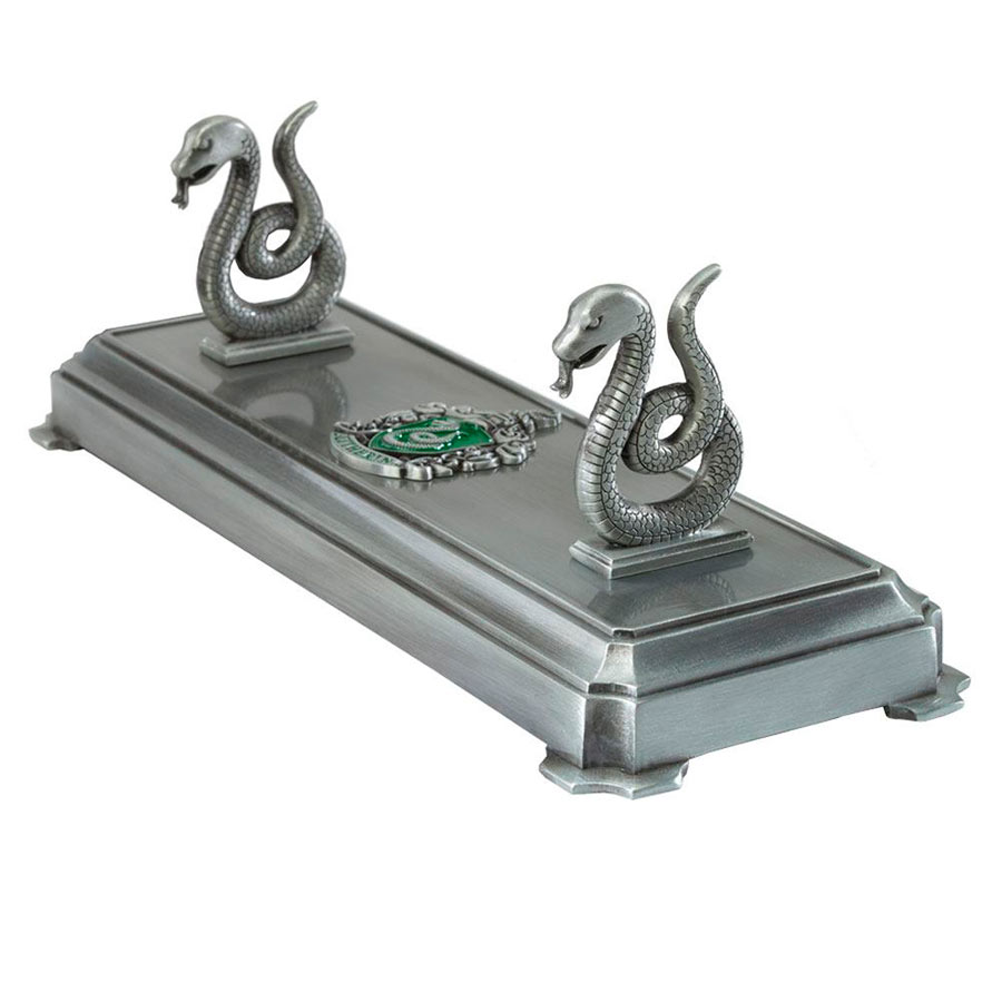 Soporte expositor varita mágica casa Slytherin 20 cm. Harry Potter. Noble Collection