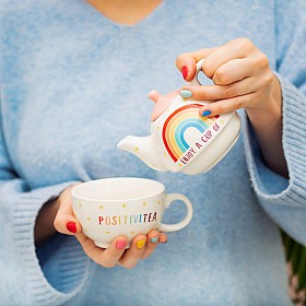 Tetera con taza incorporada y diseño de arcoíris