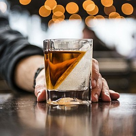 Vaso para whisky con molde de hielo